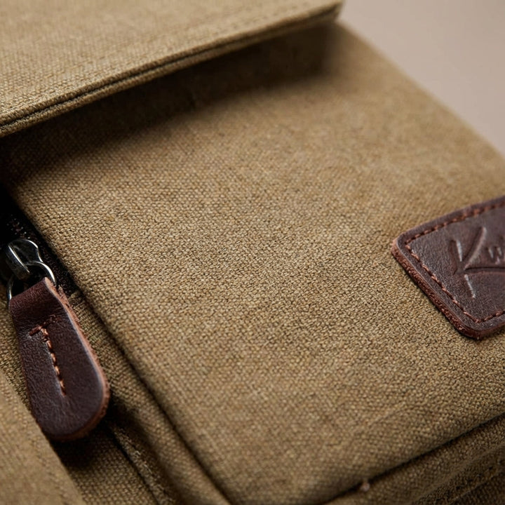 Stilfull vintage herr axelväska i brunt canvas. Kompakt messenger-väska perfekt som vardags- eller resväska.