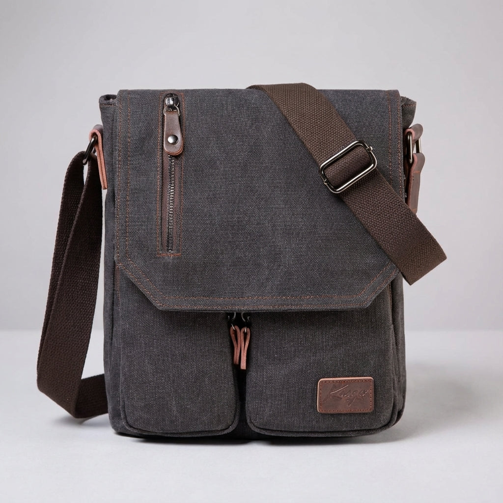 Man bär en snygg vintage messenger-väska i canvas. Mörkbrun axelväska med robust design för stadsliv.