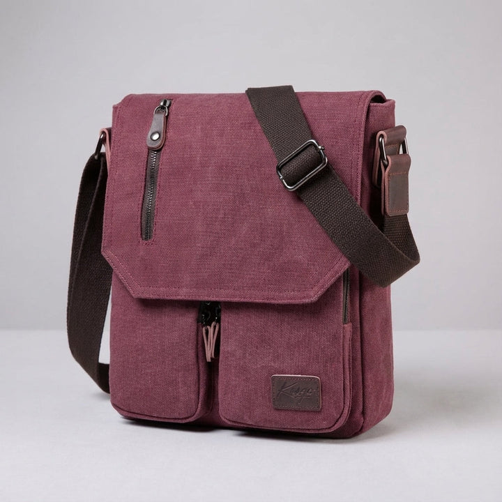 Baksida av kompakt vintage messenger-väska. Herr canvasväska designad för trygg vardagsförvaring och resor.