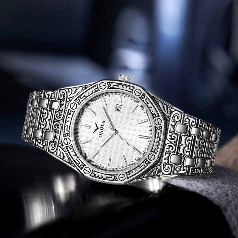 "Vintage herrklocka i rostfritt stål, graverad design med safirglas, stilfull accessoar för herrar, perfekt för vardagsbruk."