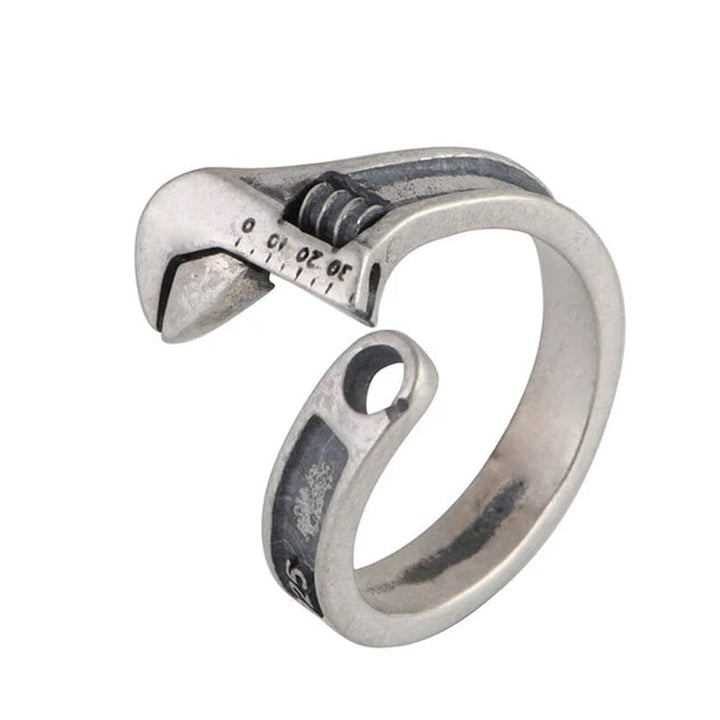 "Vintage justerbar skiftnyckelring i silver, antik finish, perfekt för verktygsälskare som uppskattar stil och funktionalitet