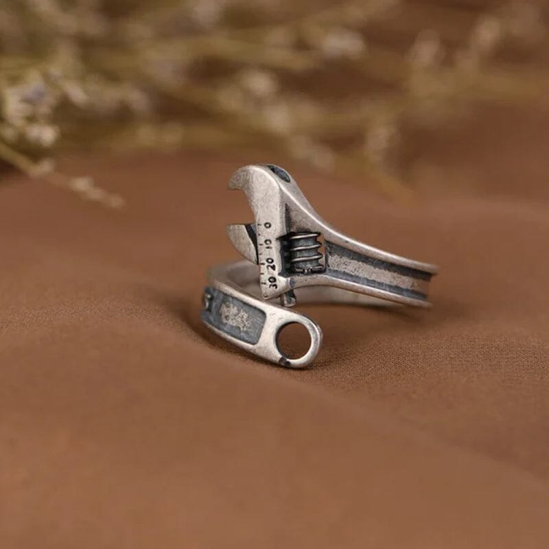 "Vintage justerbar skiftnyckelring i silver, antik finish, perfekt för verktygsälskare som uppskattar stil och funktionalitet