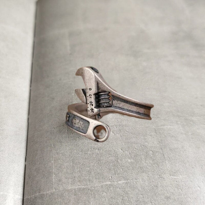"Vintage justerbar skiftnyckelring i silver, antik finish, perfekt för verktygsälskare som uppskattar stil och funktionalitet