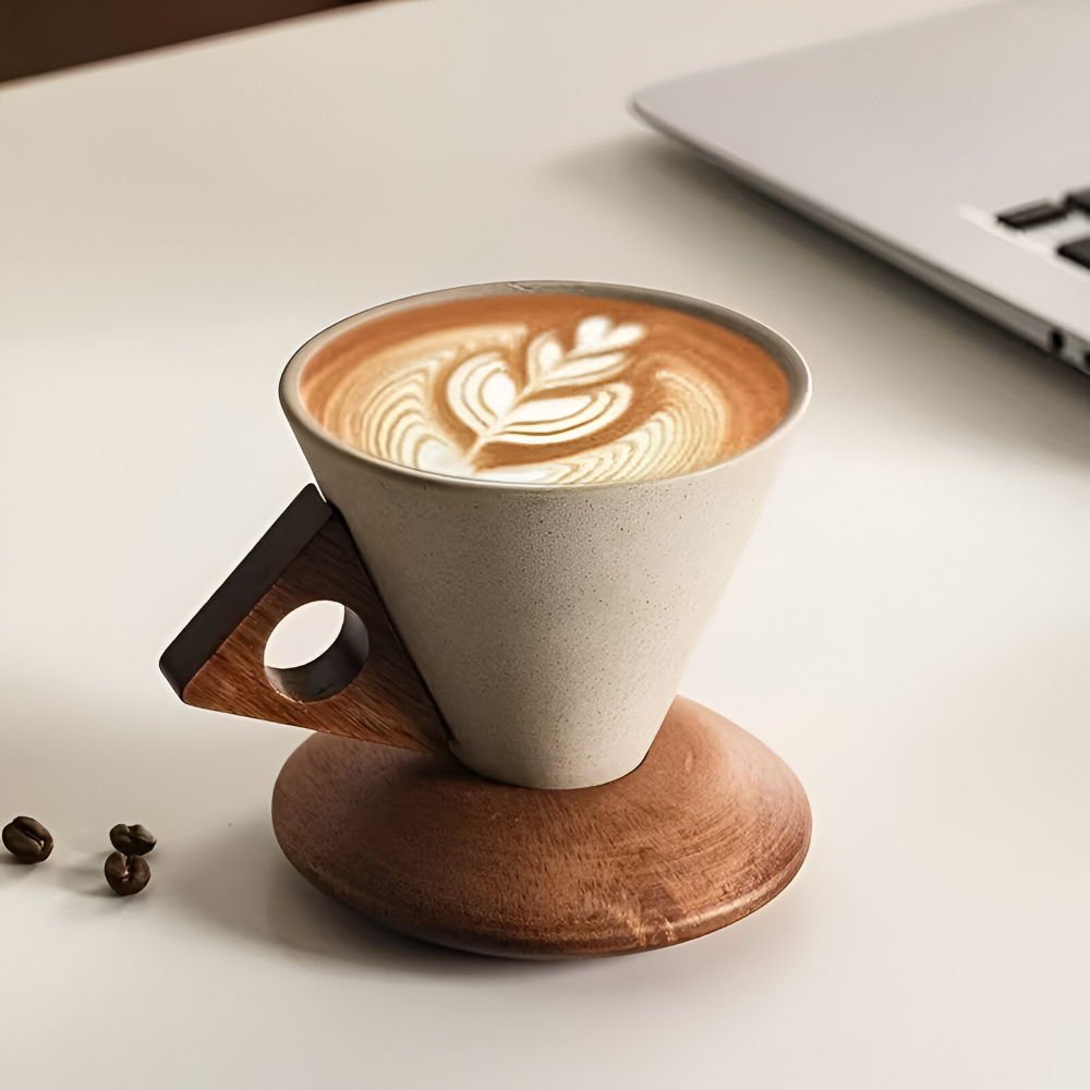 Elegant set med vintage keramik kaffekoppar och trähandtag, perfekt för espresso och fika.