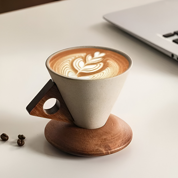 Elegant set med vintage keramik kaffekoppar och trähandtag, perfekt för espresso och fika.