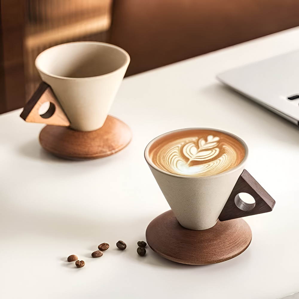 Retro keramik kaffekoppar med stilrena trähandtag. En unik inredningsdetalj för ditt kök.