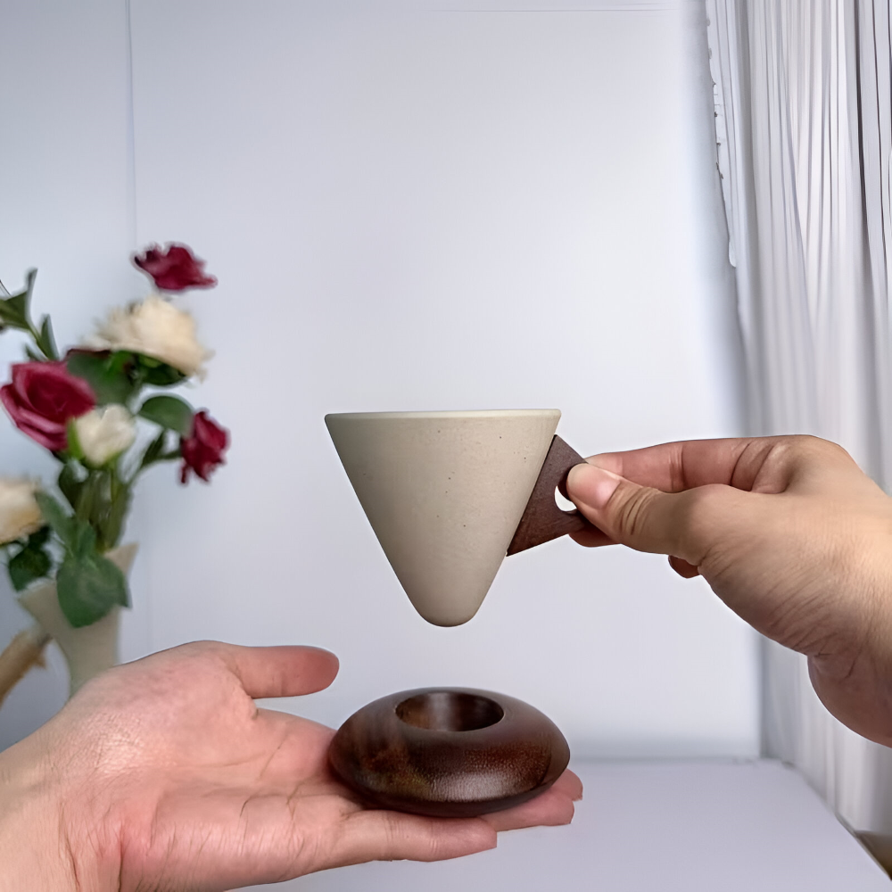 Närbild på vintage keramik kaffekoppens struktur och det ergonomiska trähandtaget.
