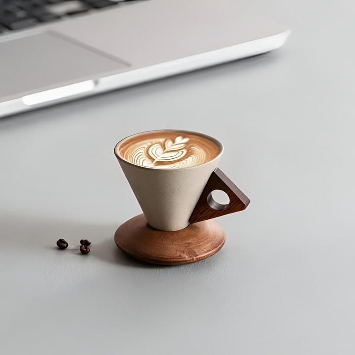 Unika vintage keramik kaffekoppar med trähandtag, en perfekt present för kaffeälskare.