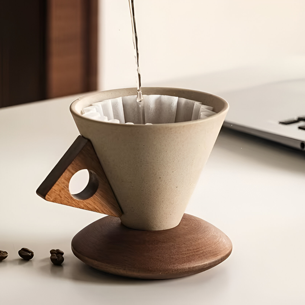 Vintage kaffekopp i keramik, sedd från sidan med fokus på det unika trähandtaget.