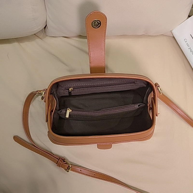 "Vintage Mini Crossbody-väska för damer med retro stil, mässingdetaljer, perfekt för daglig användning. Flera färgval."