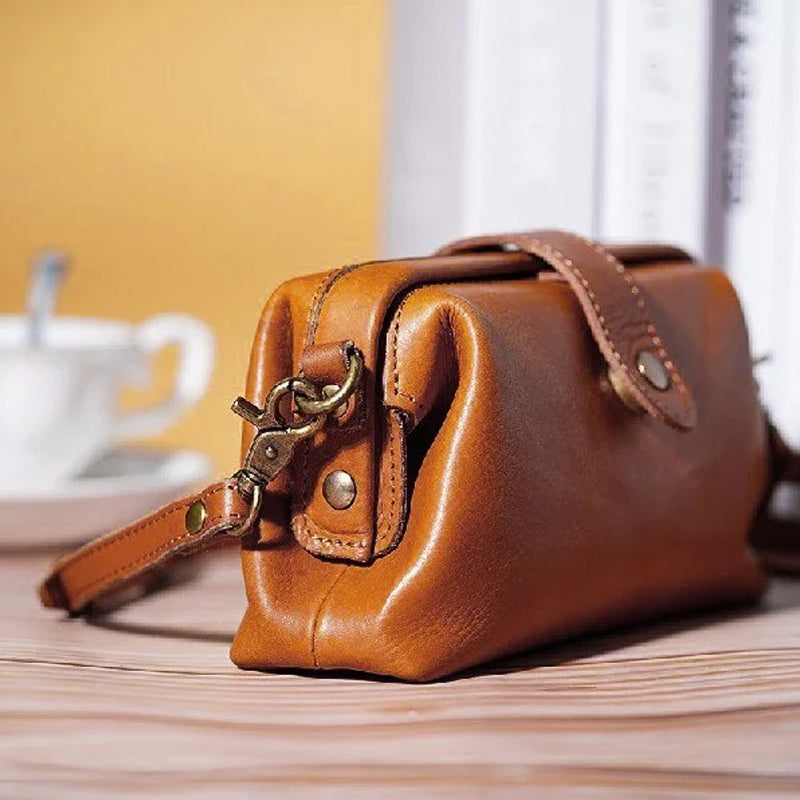 "Vintage Mini Crossbody-väska för damer med retro stil, mässingdetaljer, perfekt för daglig användning. Flera färgval."