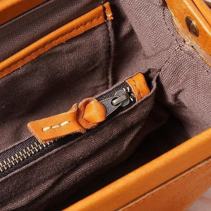 "Vintage Mini Crossbody-väska för damer med retro stil, mässingdetaljer, perfekt för daglig användning. Flera färgval."