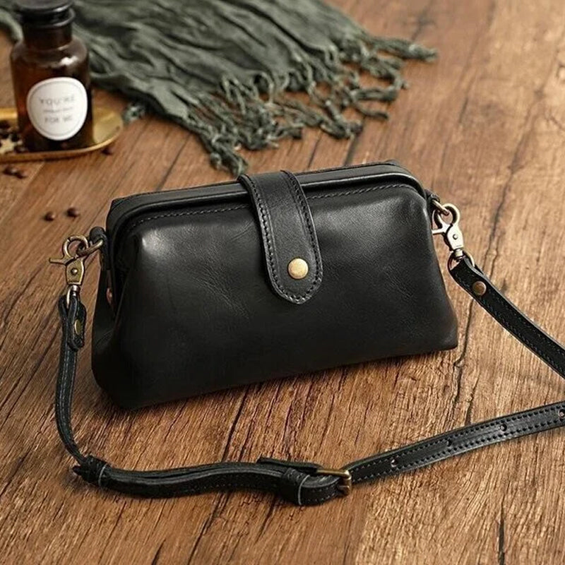 "Vintage Mini Crossbody-väska för damer med retro stil, mässingdetaljer, perfekt för daglig användning. Flera färgval."