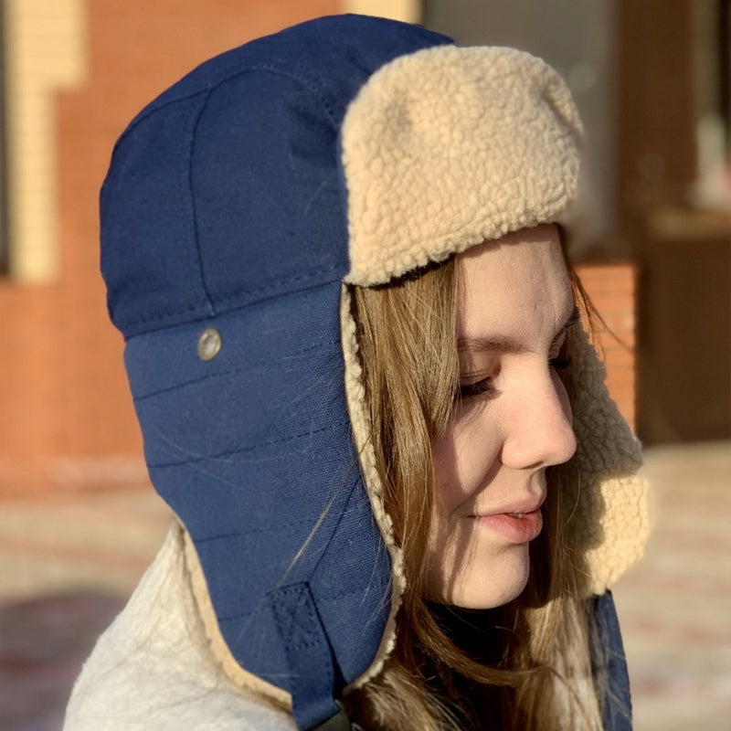 Vintermössa i fleece med öronvärmare för herr och dam, varm och trendig, finns i brun, grön, marinblå och svart.