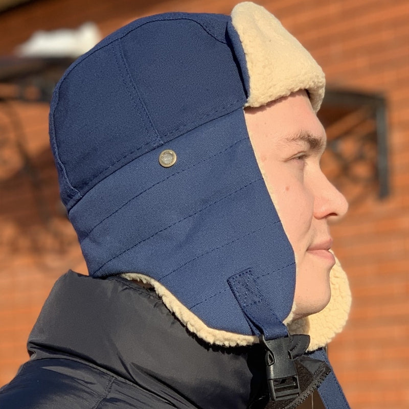Vintermössa i fleece med öronvärmare för herr och dam, varm och trendig, finns i brun, grön, marinblå och svart.