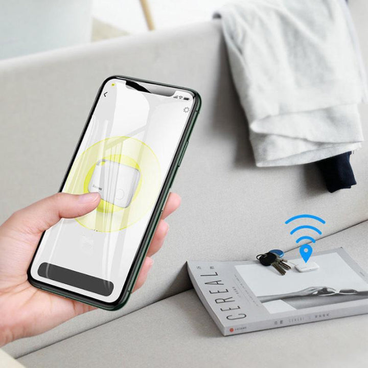 Smart Bluetooth-spårare i vit färg, kompakt och bärbar, idealisk för nycklar, husdjur och fordon.