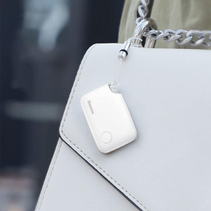 Smart Bluetooth-spårare i vit färg, kompakt och bärbar, idealisk för nycklar, husdjur och fordon.