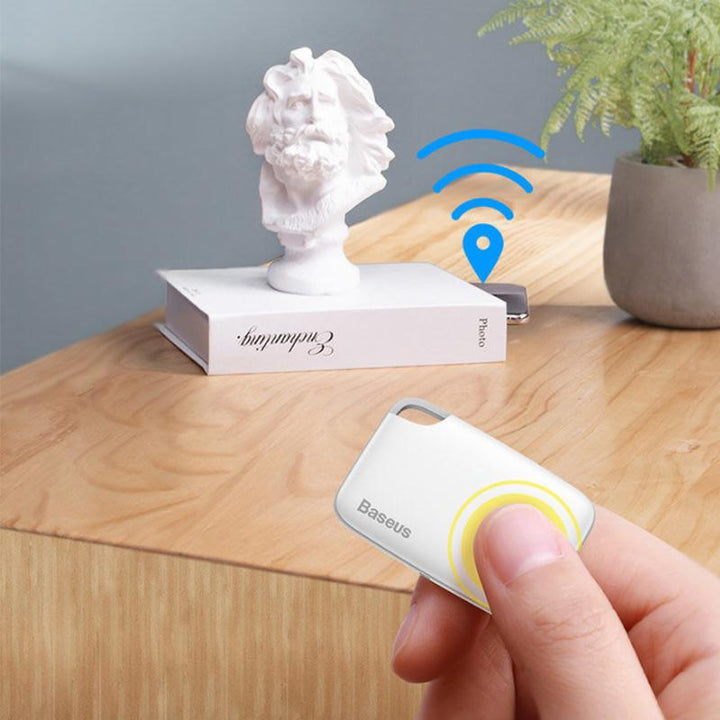 Smart Bluetooth-spårare i vit färg, kompakt och bärbar, idealisk för nycklar, husdjur och fordon.