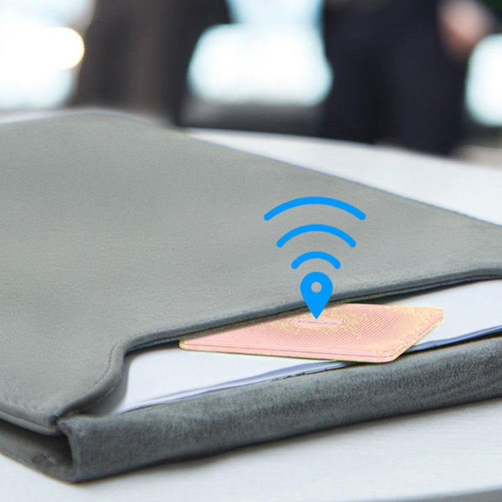Smart Bluetooth-spårare i vit färg, kompakt och bärbar, idealisk för nycklar, husdjur och fordon.