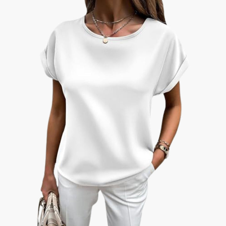 Vit dam t-shirt med rund hals och uppvikta ärmar för en avslappnad vardagsstil.