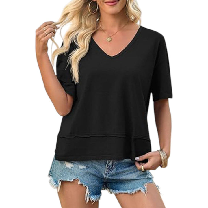 Avslappnad dam t-shirt, V-ringad med nedhasade axlar. Modern passform för bekväm, ledig sommarstil.