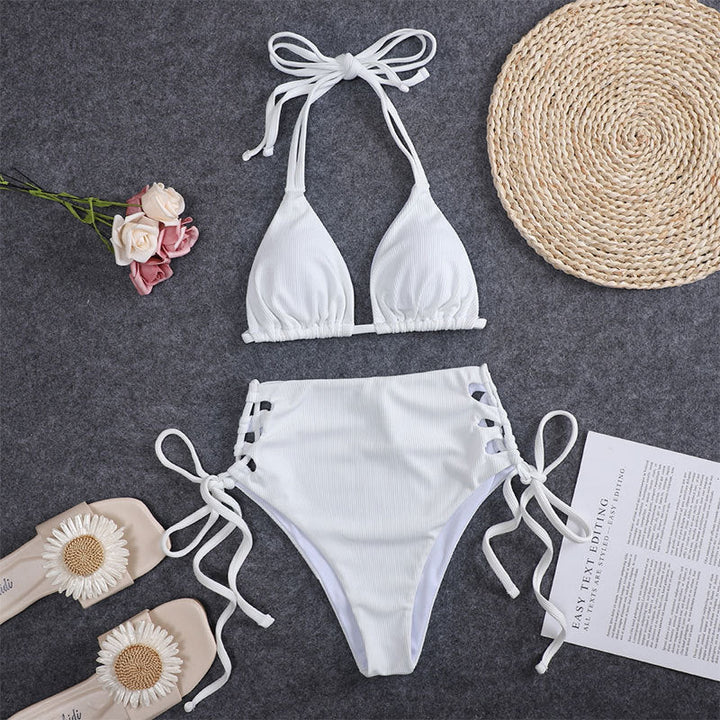 Snygg damtriangelbikini topp med justerbara knytdetaljer och matchande högmidjad trosa. Badkläder.