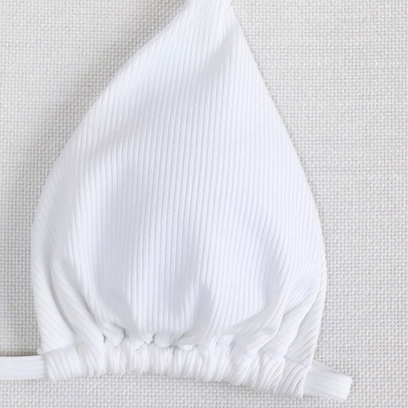 Damtriangelbikini i vit färg med hög midja och justerbara knytband. Trendiga sommar badkläder.