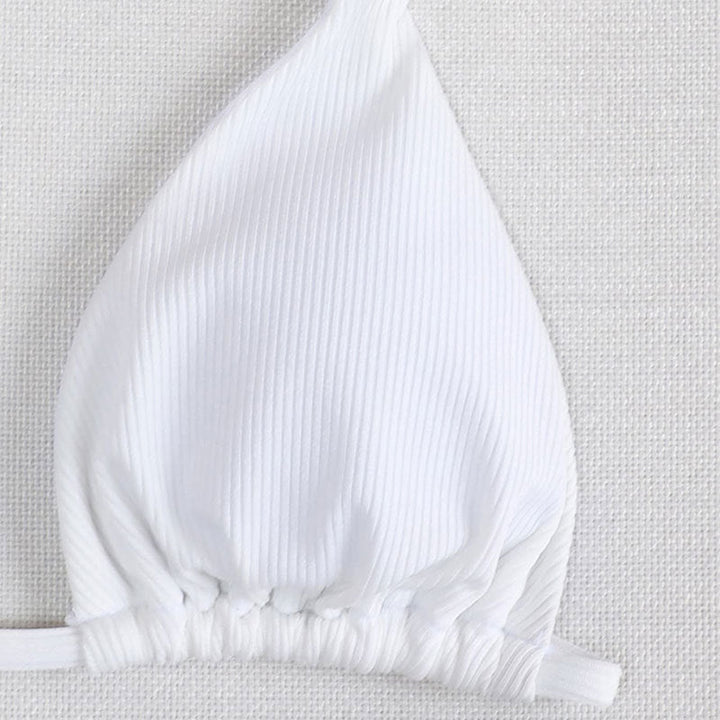 Damtriangelbikini i vit färg med hög midja och justerbara knytband. Trendiga sommar badkläder.