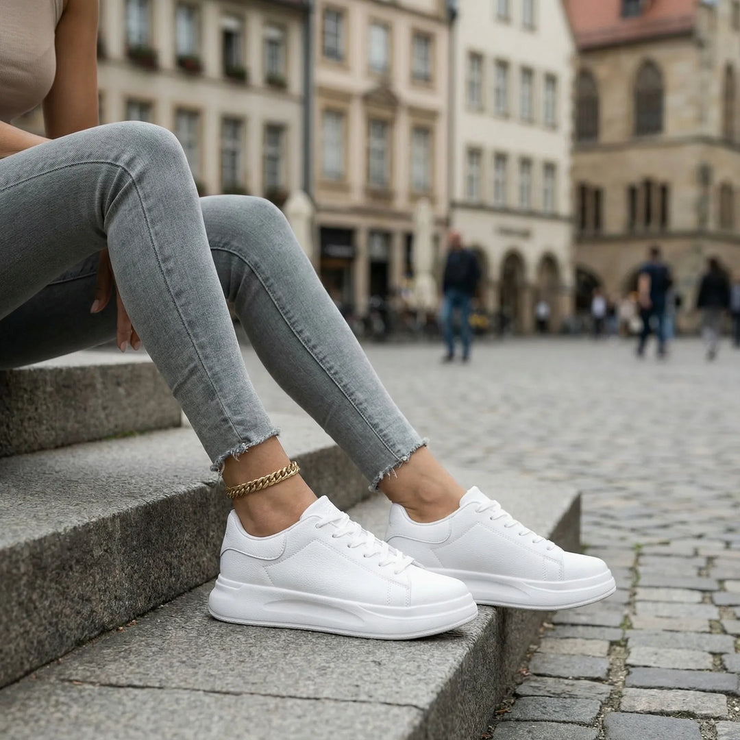 Vit damsneaker Scarlett. Stilren fritidssko med snörning för vardagsbruk. Bekväm och modern design.