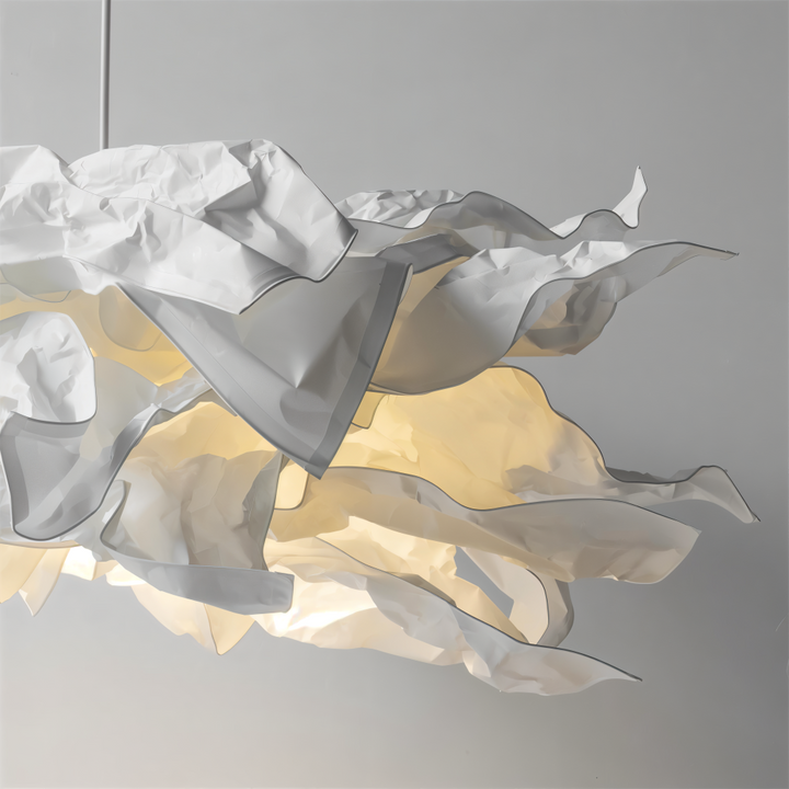 Vit papperslampa hängandes över matbord, DIY pendellampa för mysig ljussättning.