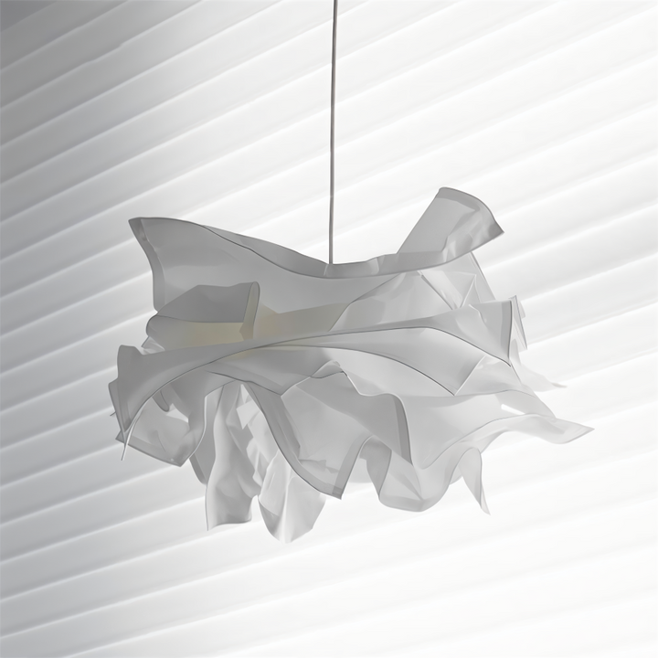 Unik vit papperslampa i organisk form, DIY taklampa för modern belysning i hemmet.