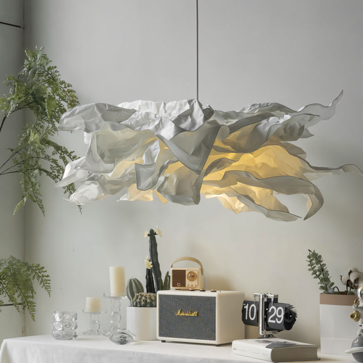 Konstnärlig vit papperspendellampa i wabi sabi-stil, DIY-design för lugn heminredning.