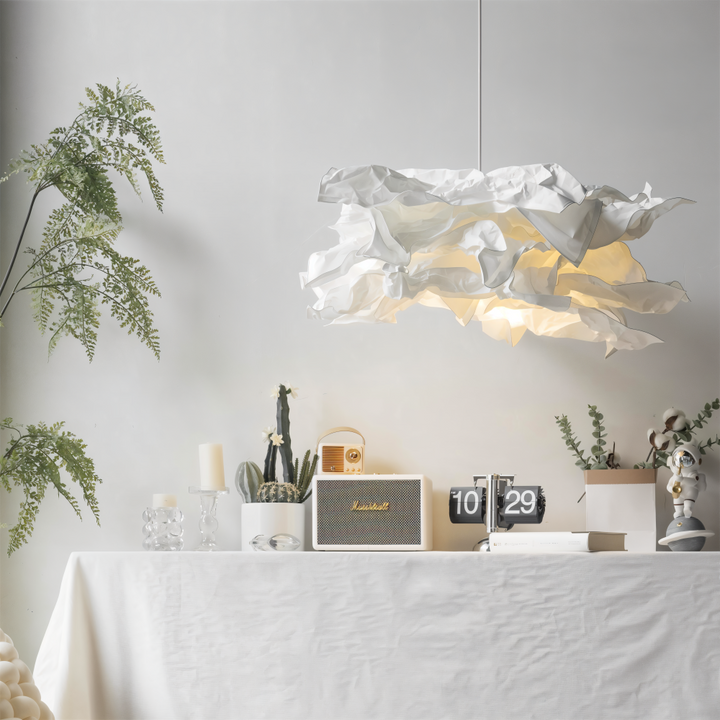 Ljus och luftig vit papperslampa, en unik hänglampa som DIY-projekt för alla rum.