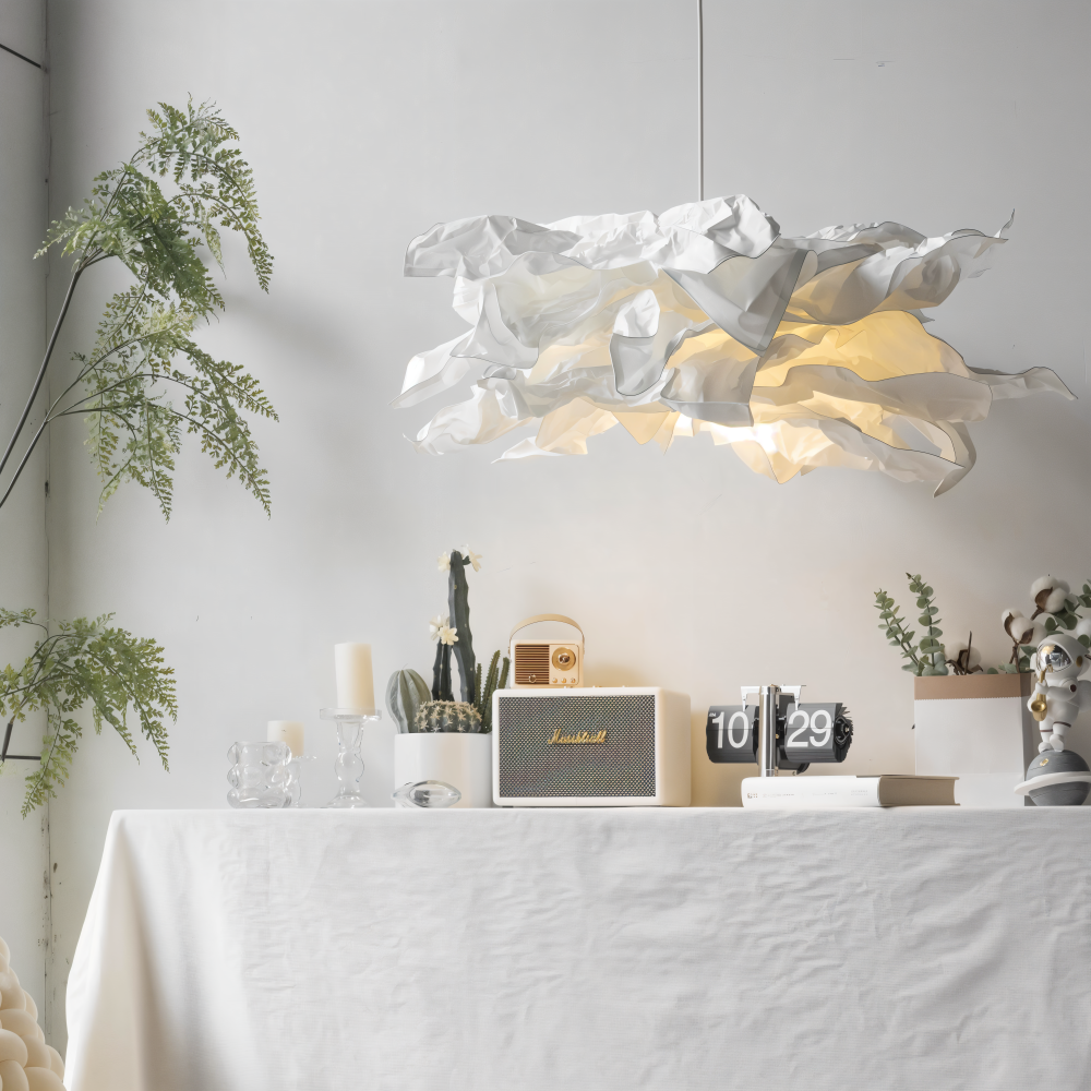 Molnformad vit papperslampa, en modern DIY pendellampa som taklampa i sovrummet.