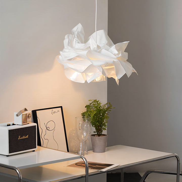 Organisk vit papperslampa, en mjukt lysande pendellampa som DIY-inredningsdetalj.