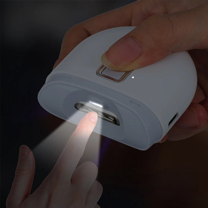 "Vit elektrisk automatisk nagelklippare med smidig design, precisionsskärhuvud och extrabelysning för säker nagelvård."