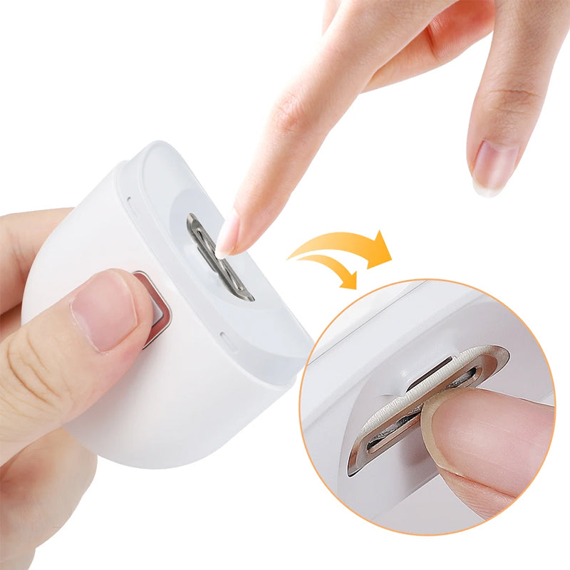 "Vit elektrisk automatisk nagelklippare med smidig design, precisionsskärhuvud och extrabelysning för säker nagelvård."