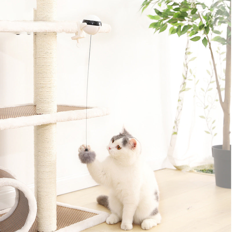 Hela den vita interaktiva kattleksaken med hårboll, klar för att underhålla din katt med rörelse.