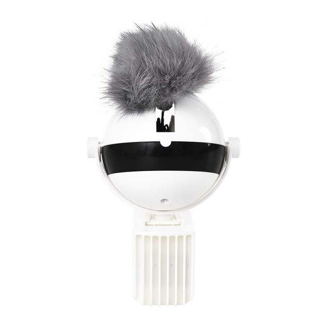 Elegant vit kattleksak med unik roterande hårboll design. Idealisk för aktivering och lekfulla katter.