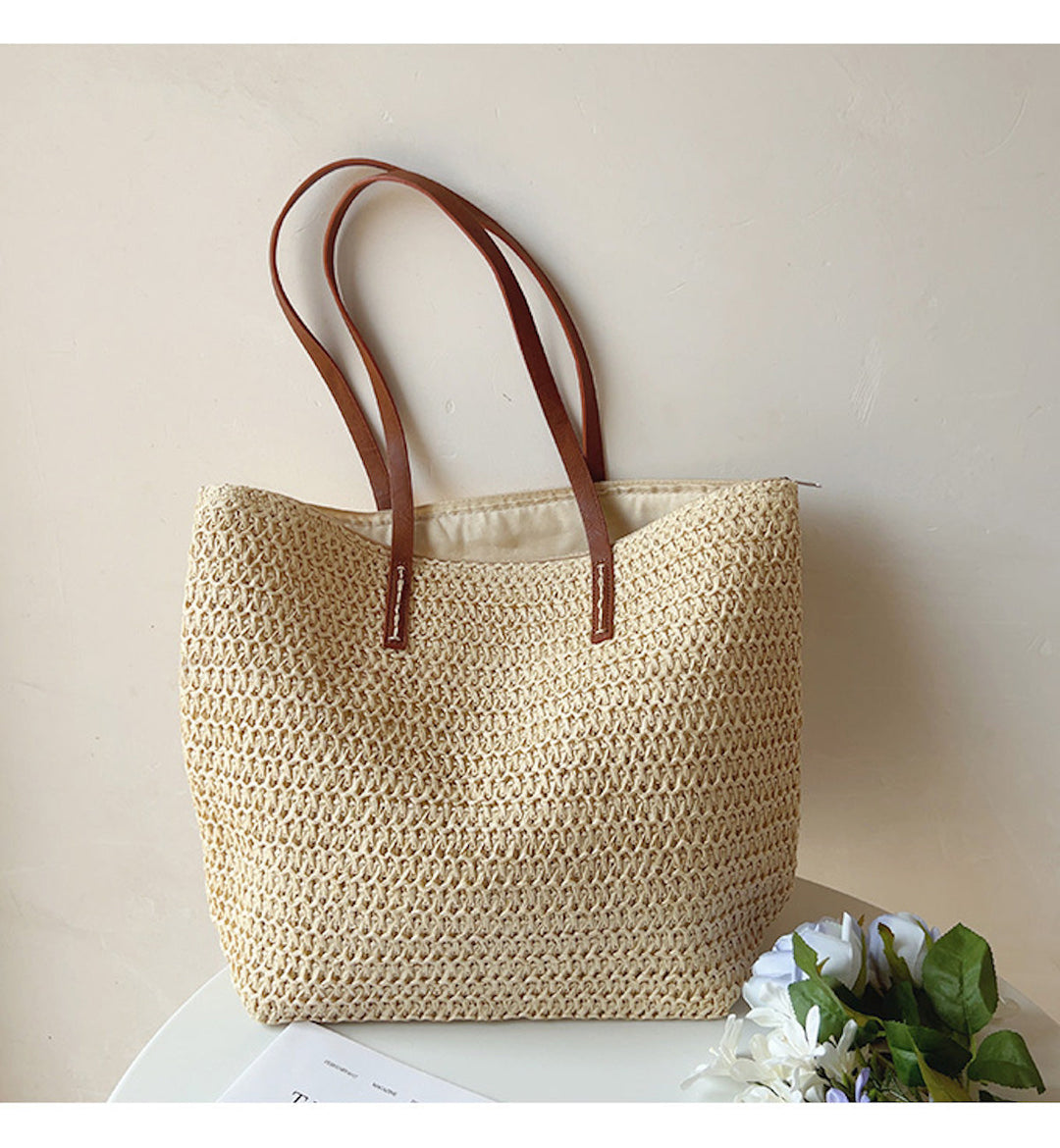 Trendig unisex korgväska för soliga dagar. Robusta handtag och rymlig interiör, perfekt för stranden.