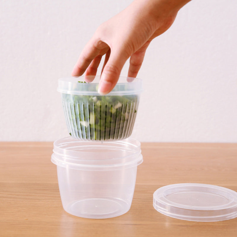 "Vit matbehållare 4 i 1 med filterskikt, flera fack, och robust design i miljövänlig PP-plast för kök och matlagning."