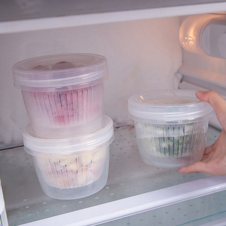 "Vit matbehållare 4 i 1 med filterskikt, flera fack, och robust design i miljövänlig PP-plast för kök och matlagning."