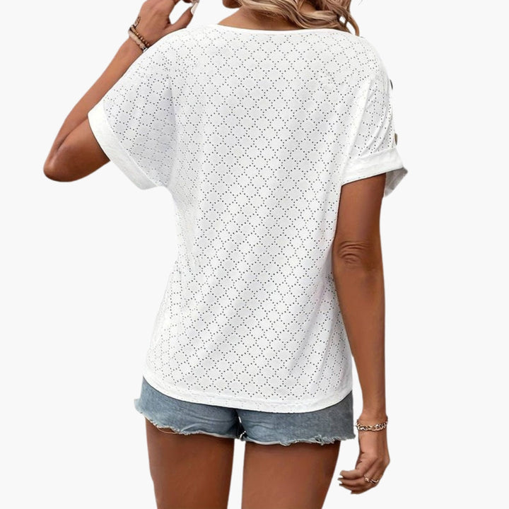 Bekväm vit kortärmad dam t-shirt med v-ringning och stilrena axelknappar. Ett mångsidigt basplagg.