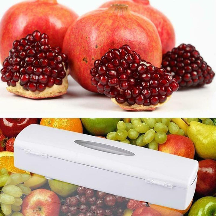 "Vit plastfoliebehållare med säker klipputsättning, kompakt design för effektiv matförpackning i köket."