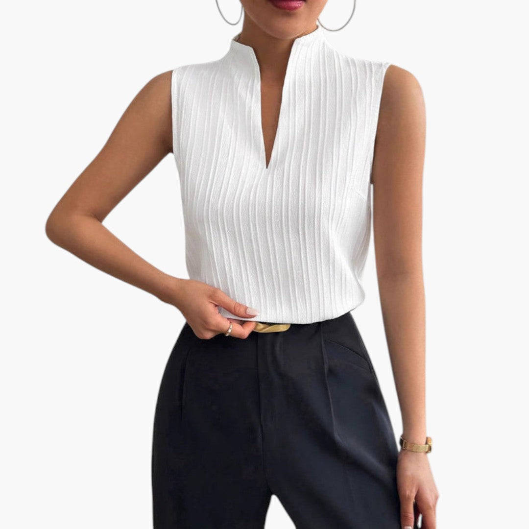 Vit ärmlös damtopp med elegant veckad design och hög krage. Perfekt för sommarstil, både vardag & fest.