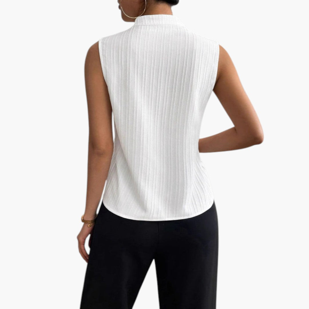 Elegant vit ärmlös damtopp med detaljerad veckad design och trendig hög krage. Sommar, vardag & fest.