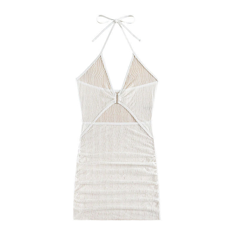 Lätt och luftig vit sommarklänning. Snygga utskärningar & feminina volanger för en chic och bekväm stil.