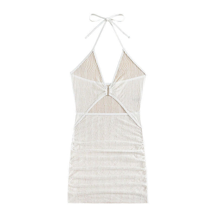 Lätt och luftig vit sommarklänning. Snygga utskärningar & feminina volanger för en chic och bekväm stil.