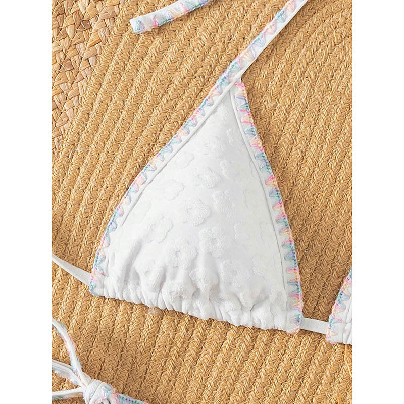 Elegant texturerad vit triangelbikini för damer, trendigt strandmode för sommarens varma dagar.