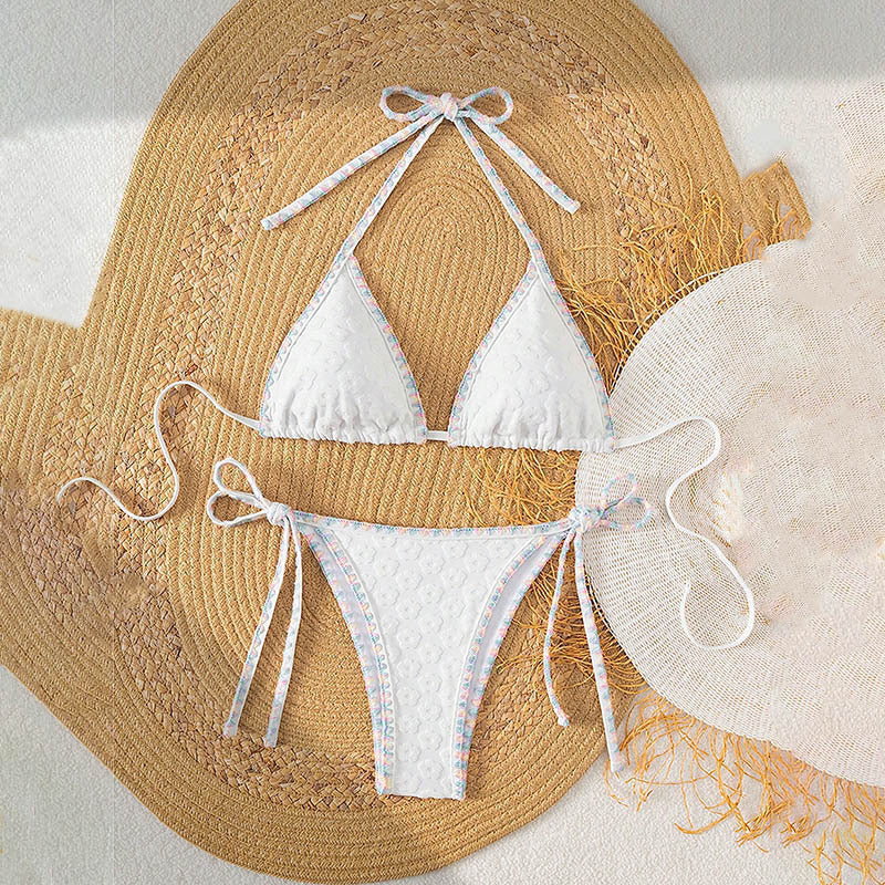 Justerbar dam-triangelbikini i vitt med stilren textur för optimal passform och komfort vid simning.